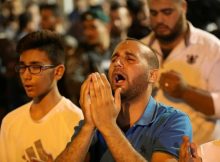 بالصور: مقدسيون يتضرعون إلى الله لنصرة الأقصى