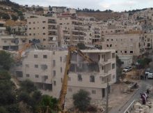 الاحتلال يهدم مبنى في القدس بحجة عدم الترخيص