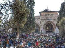آلاف المصلين يؤدون صلاة الجمعة في المسجد الأقصى المبارك