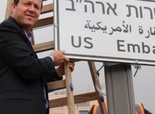 الاحتلال يضع لافتات إرشادية لموقع السفارة الأمريكية بالقدس
